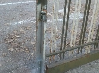 Alcuni nostri lavori: installazione cancello e chiudi cancello pedonale